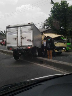 Lompati Separator Jalan di Parung, Mobil Boks ini Hantam Truk