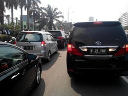 Pengacara Parkir Mobil di Depan DPR, Arah Slipi Macet