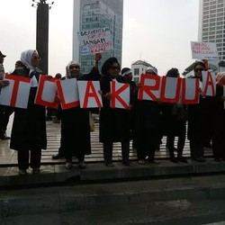 Lengkap Bertoga, Para Pengacara ini Gelar Unjuk Rasa Tolak RUU Advokat di HI