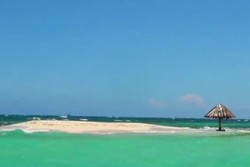 Percaya Tak Percaya, Ada Payung di Tengah Laut Karibia