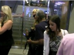 Jackpot! Tunawisma Ini Curi Kesempatan Cium Paris Hilton