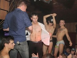 Nick Jonas Bikin Heboh karena Striptease di Klub Gay
