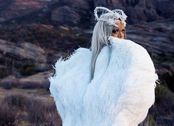 Foto: Rihanna Tampil High-Fashion dengan Rambut dan Alis Warna Perak