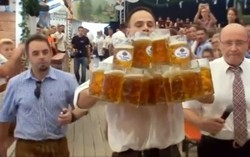 Pecahkan Rekor, Pria Ini Sanggup Bawa 27 Gelas Bir Sekaligus