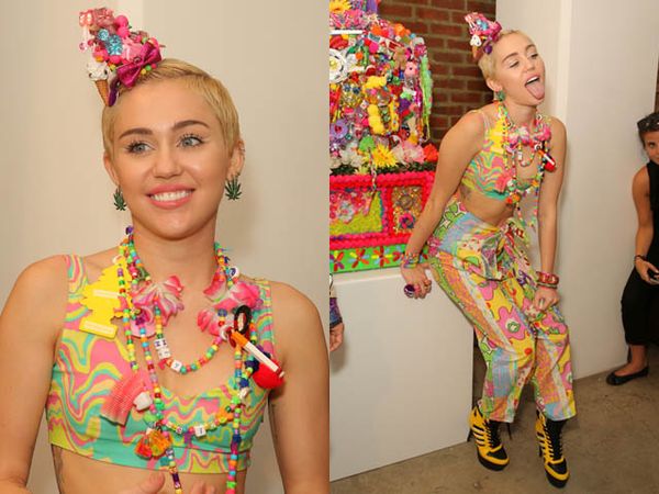 Miley Cyrus Nyentrik Warna-warni di New York Fashion Week