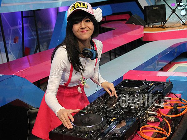 Aksi si Centil Putri Una Jadi DJ Aksi si Centil Putri Una Jadi DJ