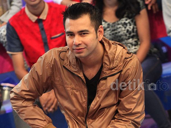 Gaya Keren Raffi Ahmad Berjaket Coklat