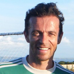 Simon Davies Dulu Digaji Rp 575 Juta, Kini Mesti Bayar untuk Bisa Main