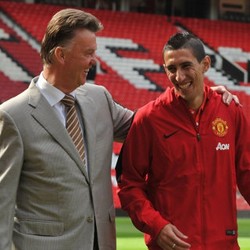 Jual Murah Welbeck ke Rival, Neville Kritik Kebijakan Transfer MU