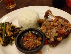 Bebek Renon: Bebek Goreng Crispy Khas Bali dengan Sambal Matah yang Segar