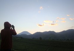 Saat Warga Penasaran Melihat Fenomena Alam di Tengah Geliat Gunung Slamet