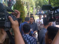 H-38 Pelantikan, Jokowi Pertama Kali Pakai Baju Safari