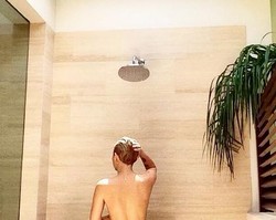 Miley Cyrus Pamer Foto Tanpa Busana Saat Mandi