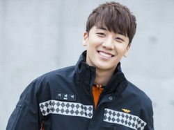 Mobil Seungri Bigbang Terguling dan Tabrak Pembatas Jalan