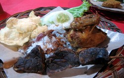 Nasi Uduk Kampung Melayu: Habis Tak Bersisa! Nasi Uduk dan Ayam Goreng Berani Bumbu