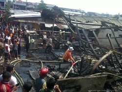 Api Membakar Belasan Kios di Pasar Sederhana Bandung