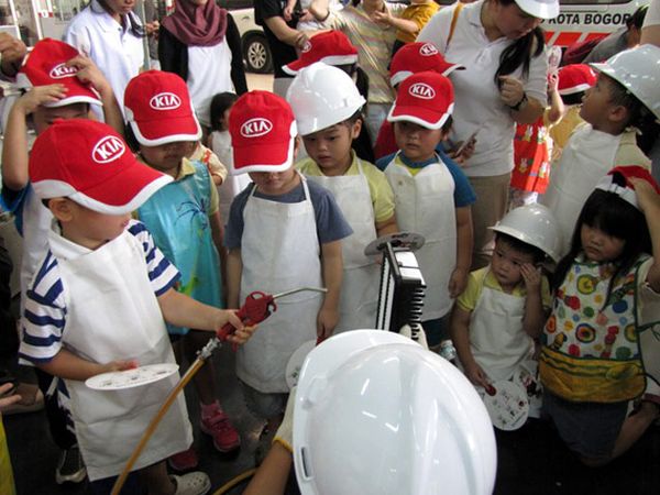 KIA Ajari Anak-anak Soal Mobil