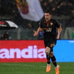 Roma Tegaskan Strootman Tak Akan Dijual