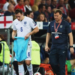 Jones Diperkirakan Absen 3-4 Pekan, Shaw Siap Jalani Debut