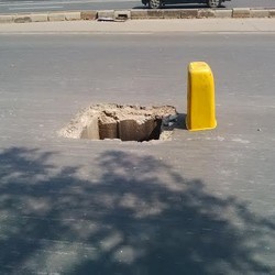 Jalan di Depan Gedung Summitmas Berlubang, Siapa Pencuri Penutup Gorong-gorong?