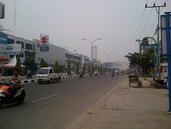 Kota Pekanbaru Dikepung Asap Pekat Kebakaran Lahan, Warga Mulai Kenakan Masker