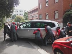 Kisah Mobil Bemper Karet di Milan yang Parkir di Kanan-Kiri Jalan