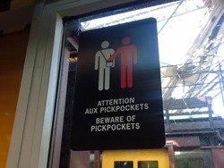 Di Menara Eiffel Pun, Papan Waspada Copet Bertebaran