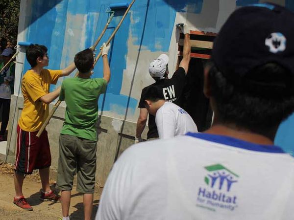 Pelajar JIS Cat Rumah Warga di Sentul