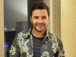 Kembali ke Jakarta, Shane Filan Diberi Kado Batik oleh Fans
