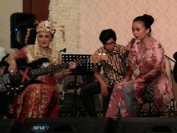 Dengan Baju Pengantin, Chua Main Bass di Resepsi Pernikahan
