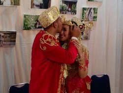 Biasa Tampil Rock n Roll, Chua Pilih Acara Adat di Pernikahan