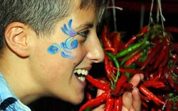 Tantangan Buat Pencinta Pedas, Lomba Makan Cabai Tanpa Minum!