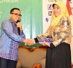 Bagi-bagi Buah Lokal, Bupati Anas Promosi ke Pengusaha Muda Se-Jatim