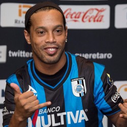Di Meksiko, Ronaldinho Ingin Menangi Banyak Gelar dan Hati Para Gadis
