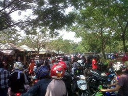 Ada Lebaran Betawi, Pemotor Antre Panjang Untuk Parkir di Monas