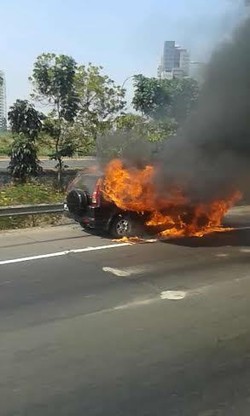 Mobil Terbakar di KM 17 Tol Jakarta-Tangerang