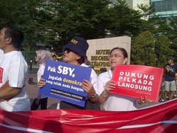 Warga di Bundaran HI Antusias Dukung Pilkada Langsung