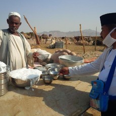 Mencicipi Susu Unta Segar Nan Berbuih Seharga Lima Riyal