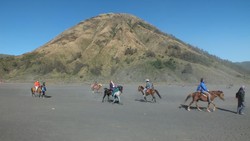 Berkuda ala Koboi di Gunung Batok, Bromo