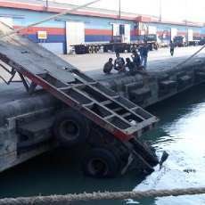 Rem Blong, Truk Trailer Nyungsep ke Laut