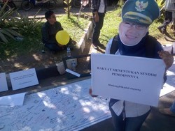 Bertopeng Ridwan Kamil dan Ahok, Masyarakat Bandung Tolak RUU Pilkada