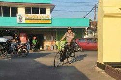 Kerennya Pak Kapolres ini, Tiap Pagi Ngegowes Onthel ke Kantor