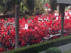 Massa Buruh Merahkan Kawasan Bundaran HI, Lalu Lintas Macet