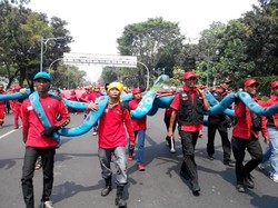Bawa Gurita Raksasa, Ribuan Buruh Ajukan 10 Tuntutan di Depan Istana