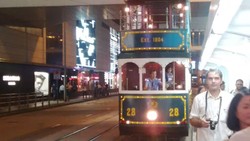 Menikmati Jam Sibuk Lalu Lintas Hongkong dari Atas Trem Antik