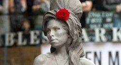 Patung Amy Winehouse Diresmikan di London Utara