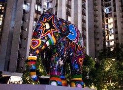 Lucunya! Patung Gajah Warna-warni Invasi Hong Kong
