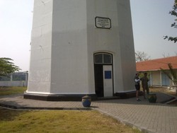 Yang Kekar dari Madura, Mercusuar Peninggalan Belanda