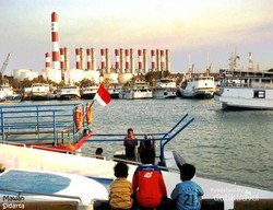 Menikmati Sibuknya Pelabuhan Gresik