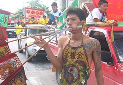 Ngeri! Festival Debus Penuh Darah di Thailand